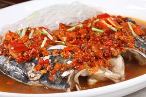 Kepala ikan kukus dengan paprika merah panas potong dadu\